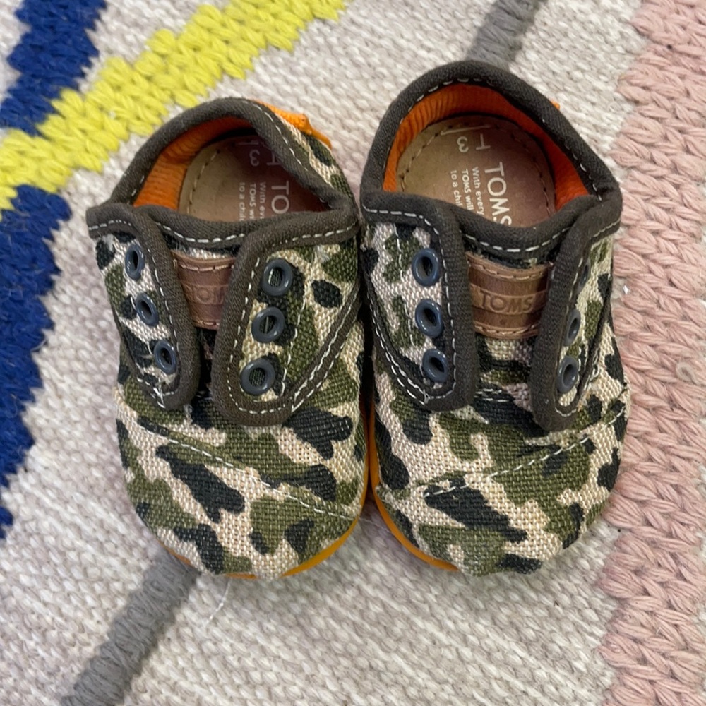 Camouflage baby Tom’s. Never been worn.